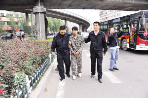 兰州:无业人飞车抢项链 专挑“圆领”女性(图)_新浪新闻