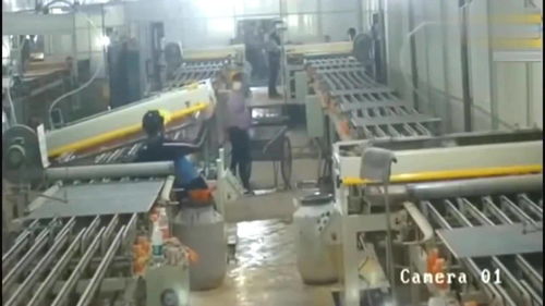 女孩正深夜工厂加班,突发意外,监控拍下她绝望十几秒