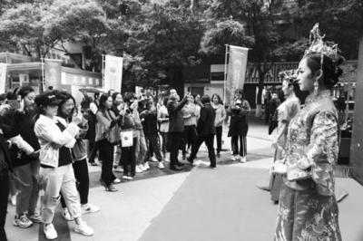 兰州张掖路步行街举办美容美甲培训班成果展示活动，赋能女性美业技能