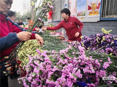 兰州一景丨菜市场里,鲜花论斤卖