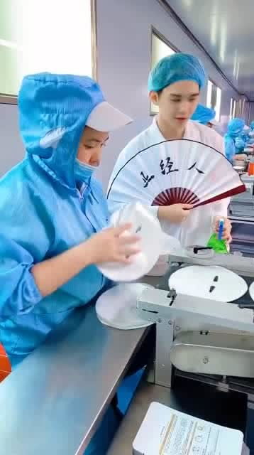 面膜厂实拍,小伙上班调戏美女,老板看到气炸了